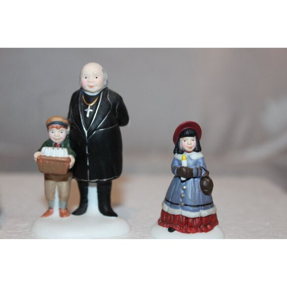 Dept 56 Dickens Village - A Peaceful Glow on Christmas Eve - Picture 4 of 8